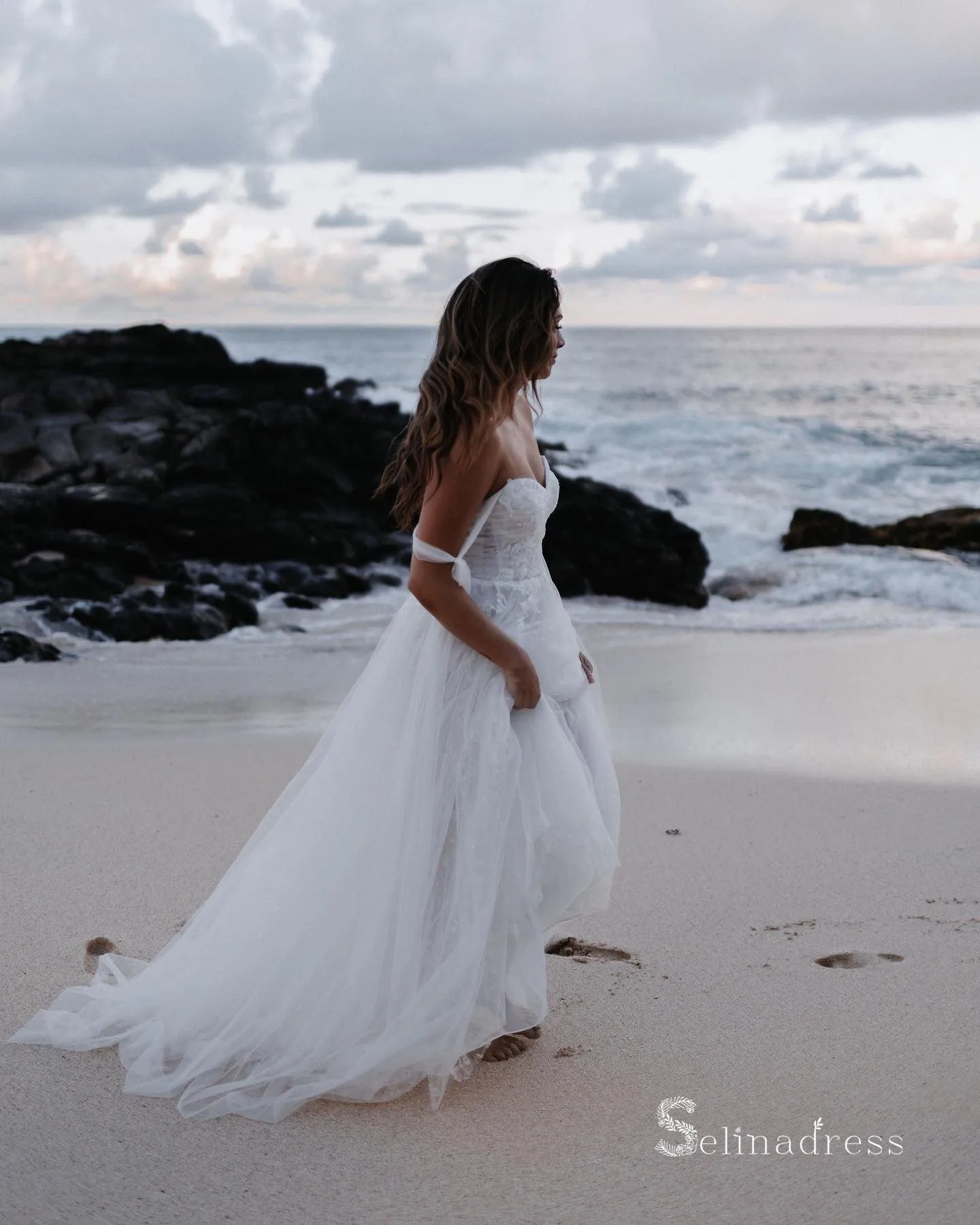 Chic A-line Straps White Sleeveless Beach Rustic Wedding Dresses MLK0500